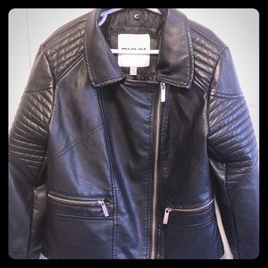 Girls leather-like jacket w-detachable fur.